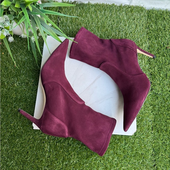 Stuart Weitzman
Stuart Stretch Suede Stiletto Booties pointed toe size 8
$595 - Picture 3 of 14